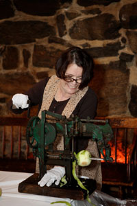 Salem-Cross-Inn_Apple-Pie-making